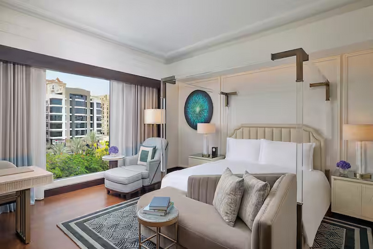 King Deluxe One Bedroom Suite image 2