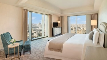 King bedroom with a seating area at this 5 star hotel in Cairo