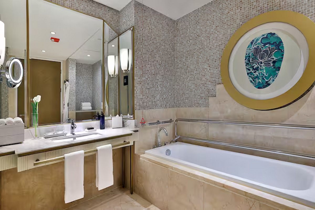 King Deluxe Accessible Room image 1